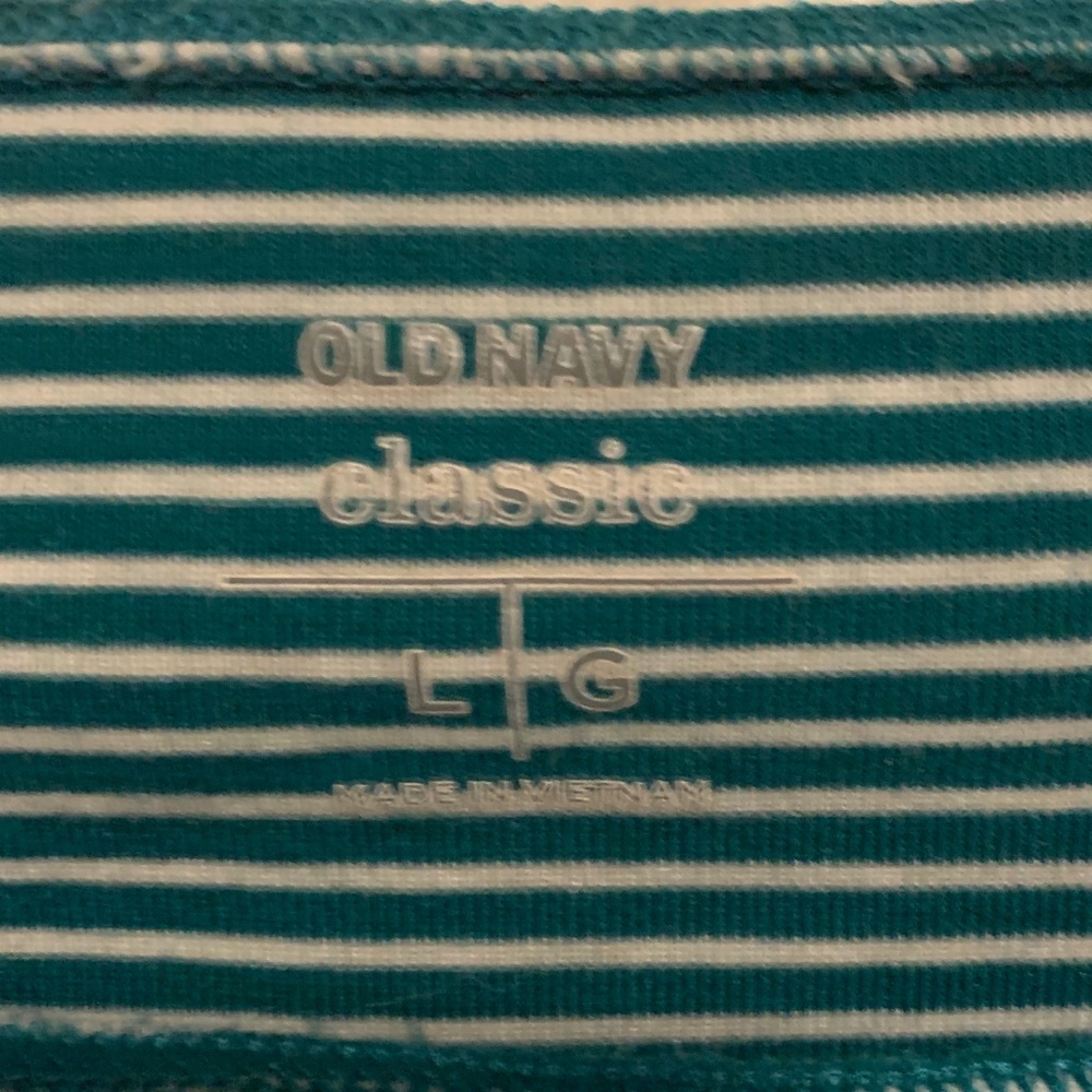 Old Navy Scoop Neck Classic Tee - Picture 4 of 4